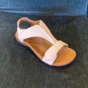 Taos - The Show White - Multiple Sizes (NEW W/ BOX)